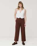 CALÇA RETA CROPPED COM PREGAS E MEIO CÓS ELÁSTICO - MARROM