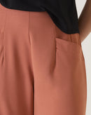 CALÇA COM BOLSOS DE ALFAIATARIA - VINHO